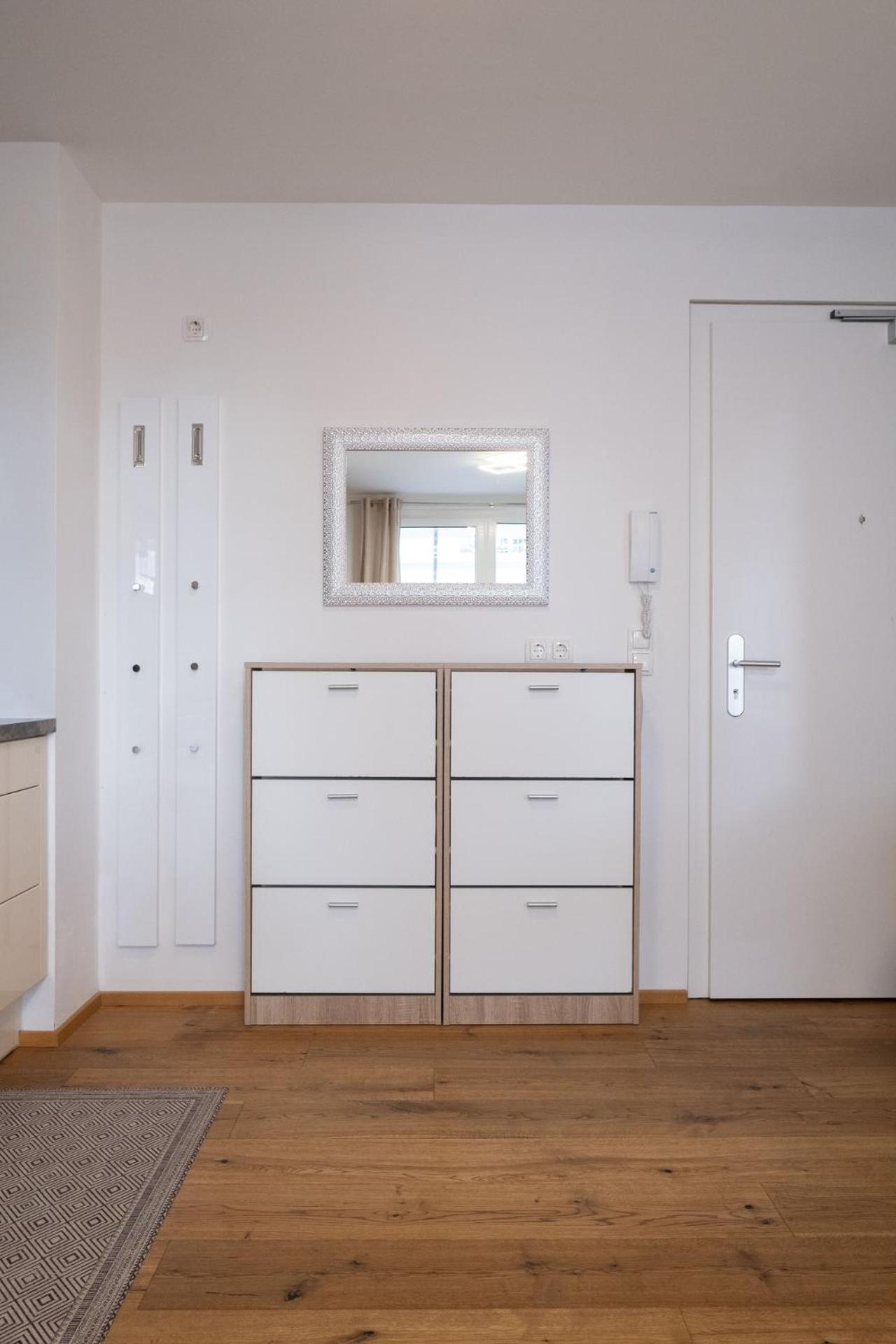 Modern Apartment W/ Cozy Balcony Near City Center Wien Eksteriør billede